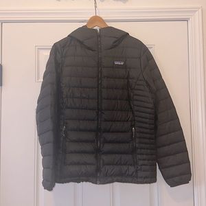 Patagonia puffy jacket in women’s Large. Excellent condition.